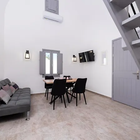 Filoxenia Luxury Perissa (Santorini)