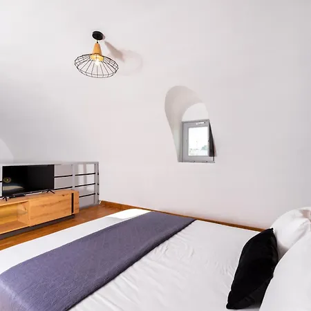 Filoxenia Luxury Perissa (Santorini)